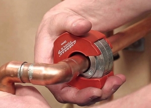 Pipe cutter for copper pipes