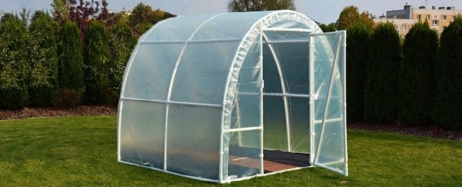 Do-it-yourself greenhouse from plastic pipes